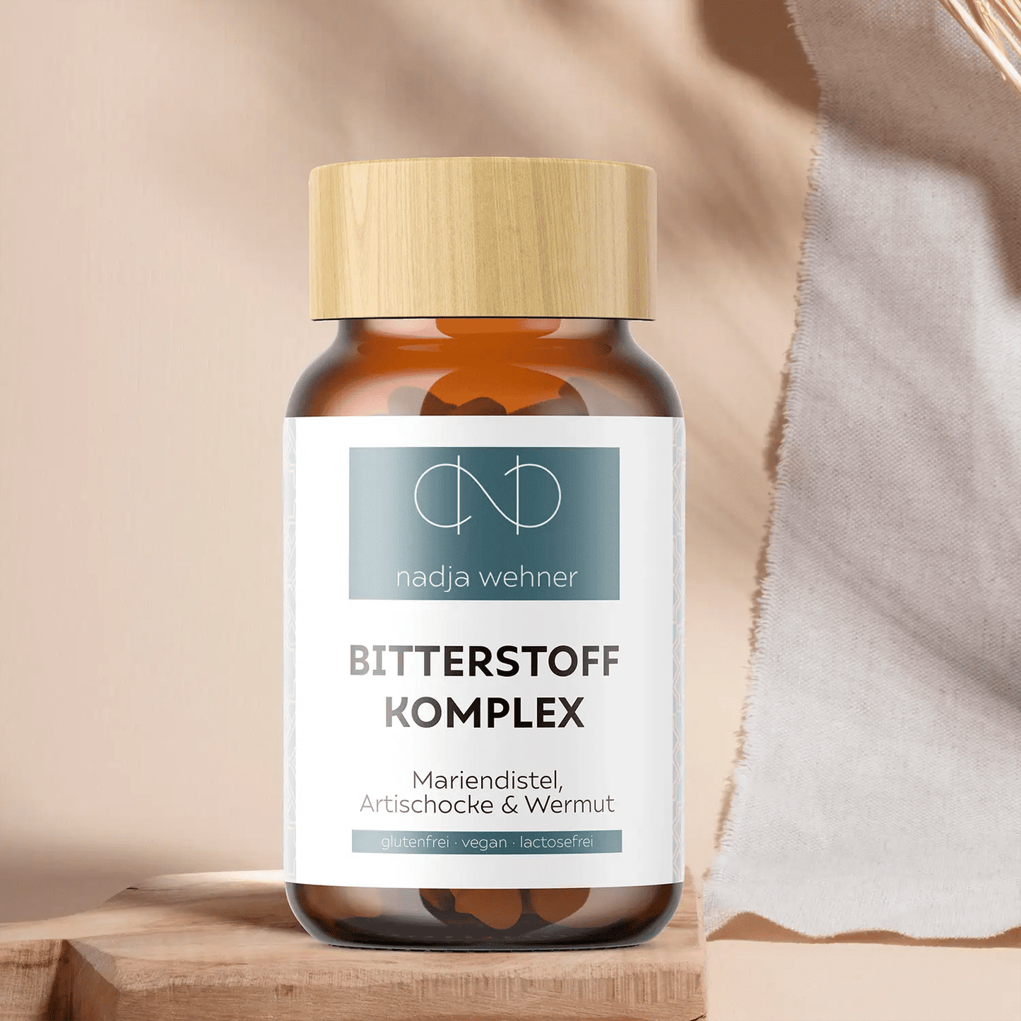 Die Flasche „Bitterstoff Komplex“ mit Holzverschluss der Rosen Apotheke Manufaktur bietet glutenfreie, vegane und laktosefreie Nahrungsergänzungsmittel mit Mariendistel, Artischocke und Wermut zur Unterstützung Ihres Wohlbefindens.