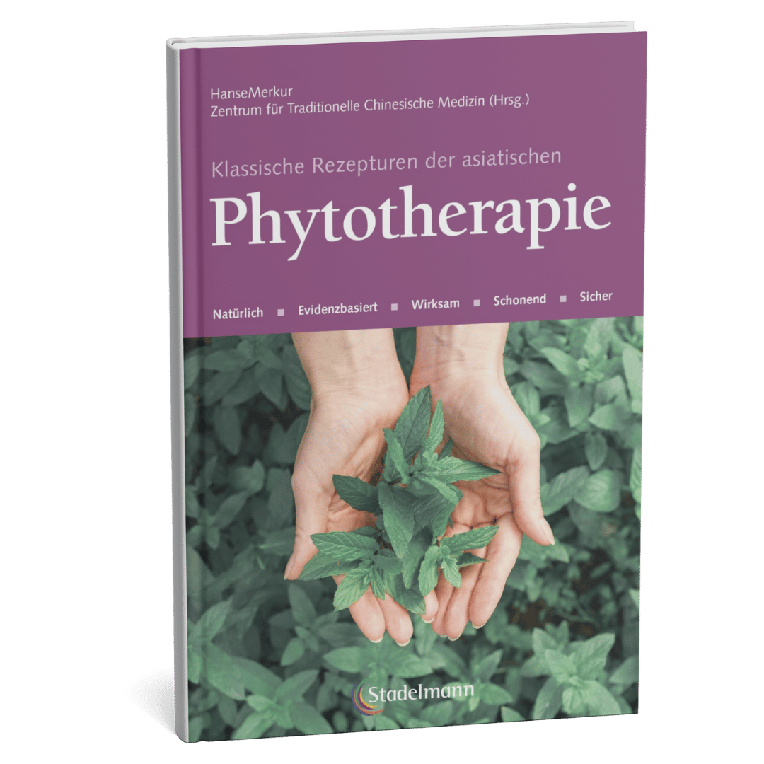 Das Buch „TCM Klassische Rezepturen der asiatischen Phytotherapie“ von Rosen Apotheke Manufaktur präsentiert auf dem Cover mit Händen, die grüne Blätter halten, pflanzliche Rezepturen aus der Traditionellen Chinesischen Medizin.
