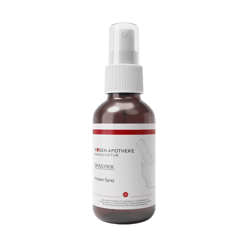 Ein Spagyrik-Herpesspray der Rosen Apotheke Manufaktur mit weißer Flasche auf weißem Hintergrund.