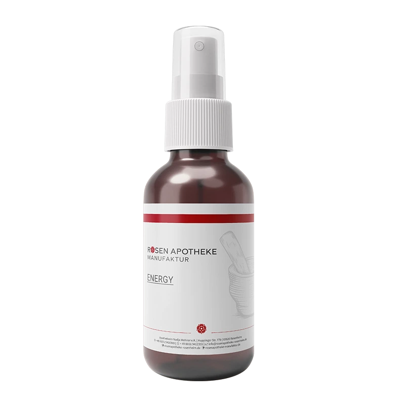 Eine braune Sprühflasche mit der Aufschrift „Spagyrik Energy“ der Rosen Apotheke Manufaktur, mit weißem Verschluss und Etikett mit roter Linie und der Abbildung eines Mörsers und Stößels.