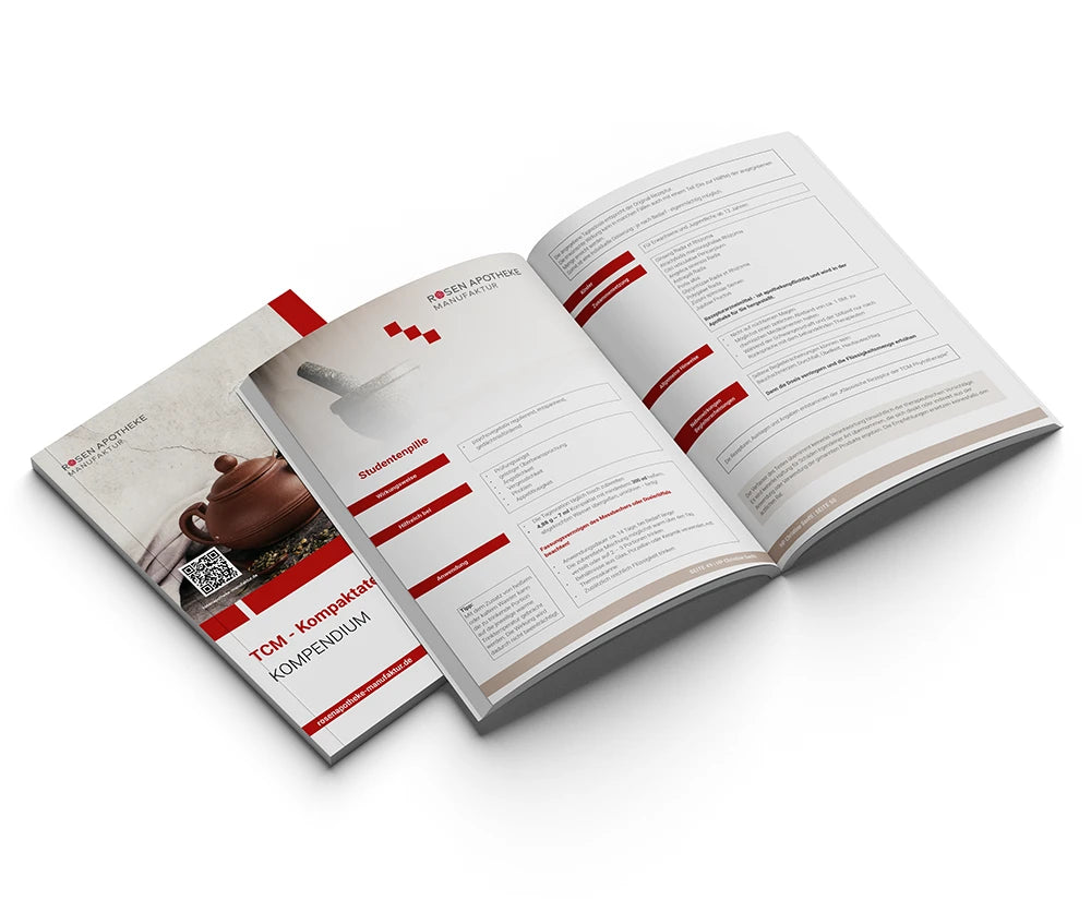 Ein offenes TCM Kompaktate Kompendium mit rot-weißem Einband der Rosen Apotheke Manufaktur.