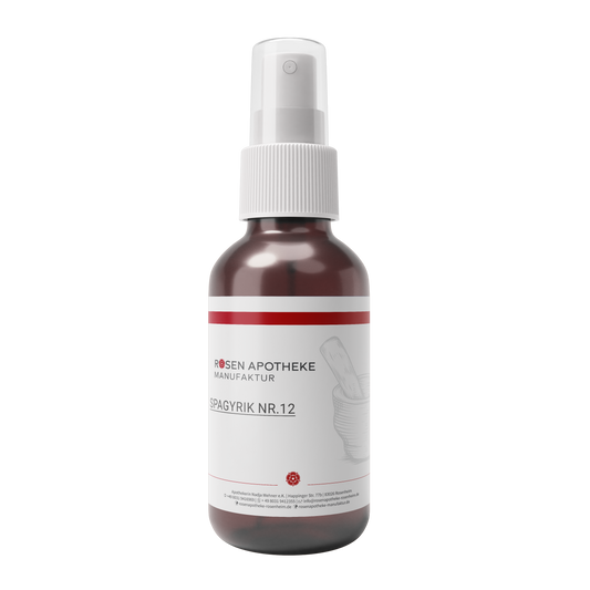 Die Spagyrik Nr. 12 der Rosen Apotheke Manufaktur wird in einer braunen Sprühflasche mit weiß-rotem Etikett, transparenter Kappe und weißer Düse geliefert – ideal für Ihre spagyrische Mischung Essenz.